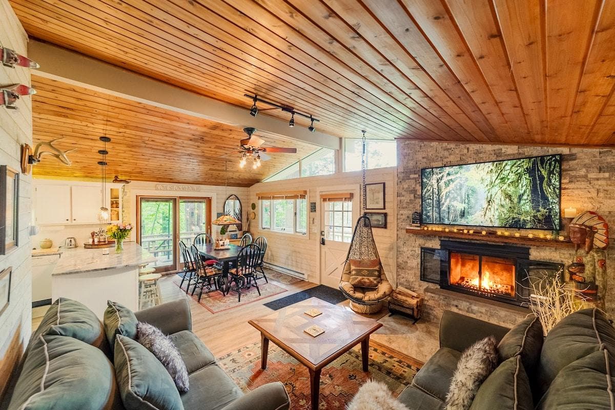 Living Room

60in Smart TV * Netflix * YouTube TV * Fireplace * Wood & Fire Starters

Photo 
By Chris Daniele